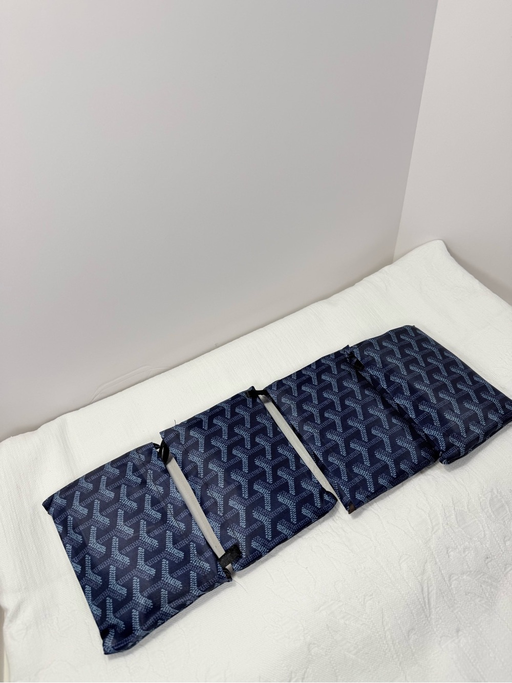 Luxury Navy Patterned Foldable Shopping Tote - Unbranded for 1 Set only - Picture 4 of 6